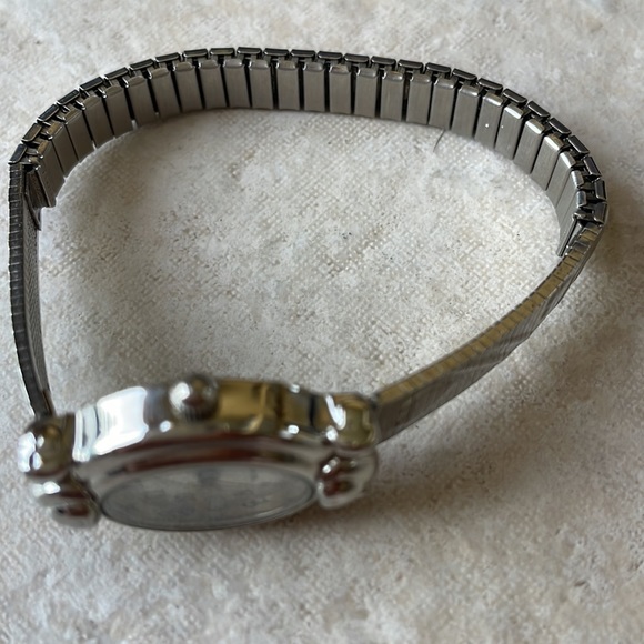 Silver Tone Advance Ladies watch - Silver Face & Stretch Band - New Battery - - Picture 2 of 4